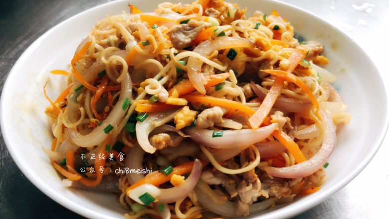 肉丝炒面,这样就完成啦!欢迎大家关注我的公众号:不正经美食(chi8meishi)一起交流