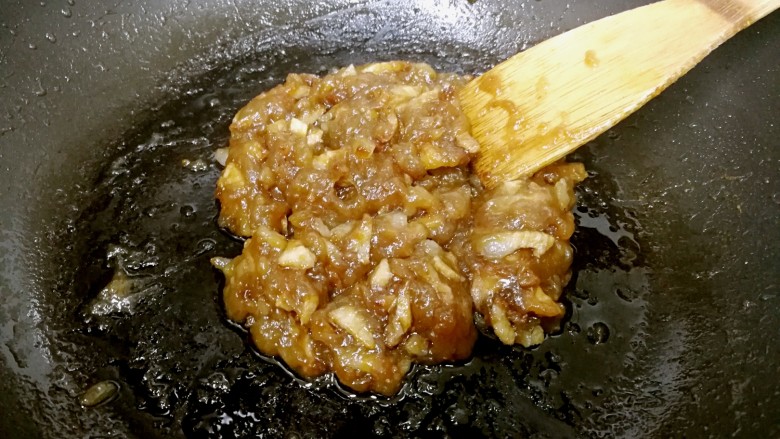 自制叉烧包,一直翻炒至如图的粘稠团状,叉烧馅就做好了。把馅料盛起,放冰箱冷藏备用。