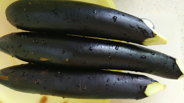 肉沫茄子,<a style='color:red;display:inline-block;' href='/shicai/ 58'>茄子</a>洗净,控干水