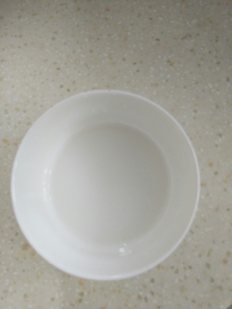 肉沫茄子,准备点淀粉加少许水,备用
