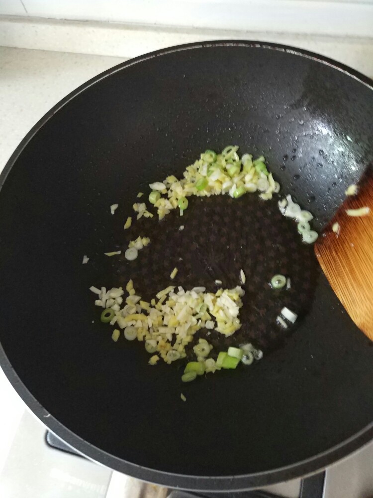 肉沫茄子,锅中放油,烧热后放入刚准备的葱姜蒜,翻炒