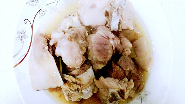 土豆排骨浇饭,蒸好的排骨取出,沥干水份