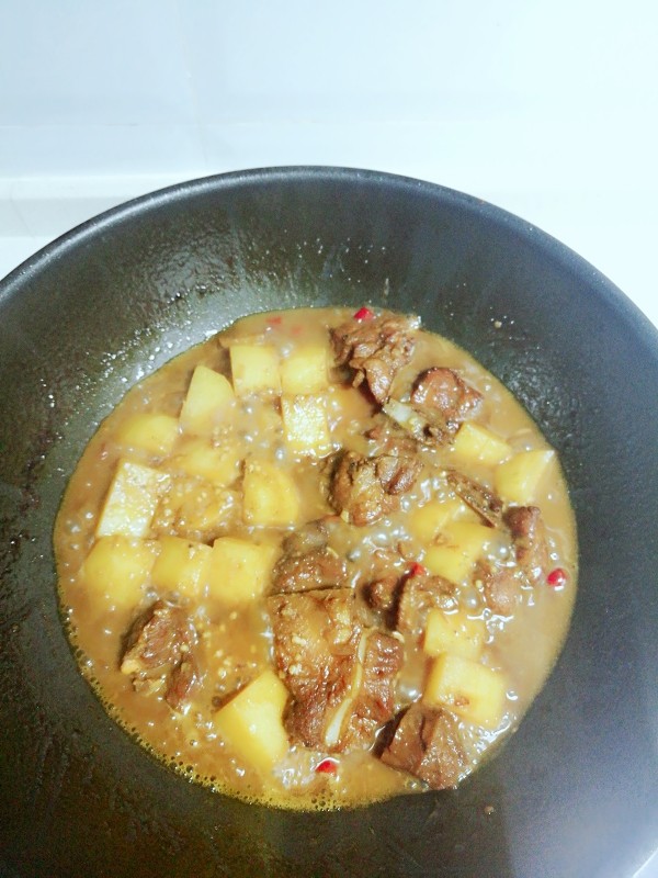 土豆排骨浇饭,收汁(保留一些汤汁浇在米饭上入味)