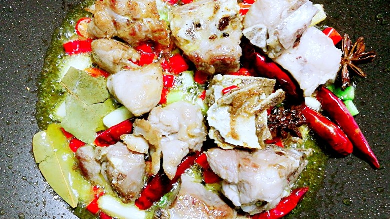 土豆排骨浇饭,爆香后放入炸好的排骨,再加入老抽、白糖翻炒三分钟