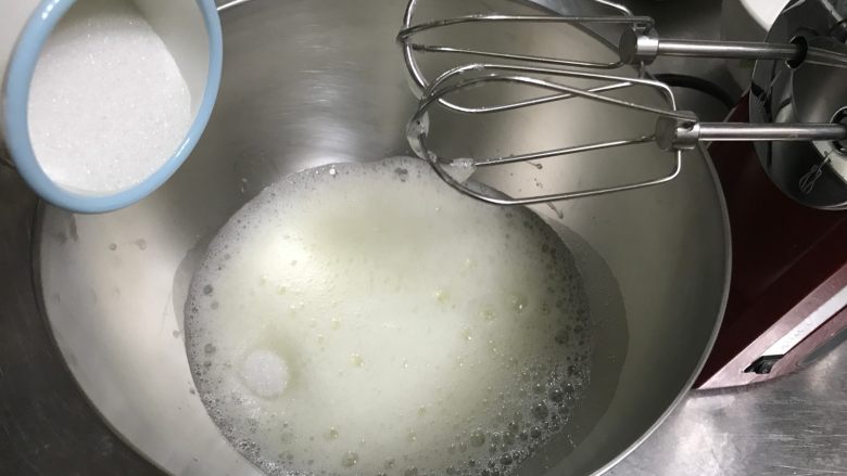 芝士黑胡椒咸戚风,打蛋器高速打发至粗泡状态,加入三分之一的砂糖