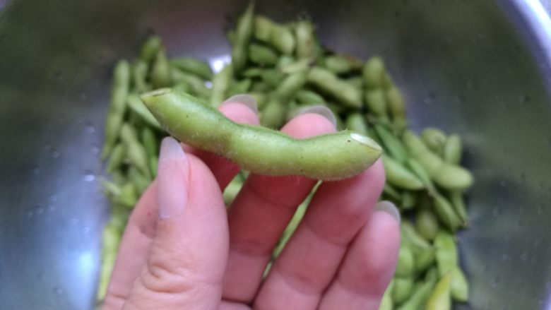有了它,这个夏天不寂寞~,3、 毛豆控干水份,用剪刀剪去两端尖角,更容易入味。