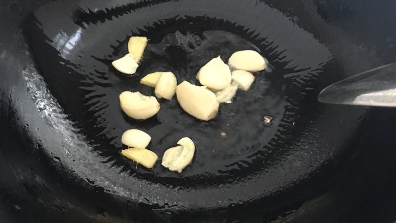 黄骨鱼冬瓜汤,油烧热后,下入大蒜,生姜