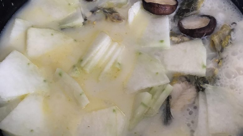 黄骨鱼冬瓜汤,下入配菜,煮熟,加盐,几滴生抽