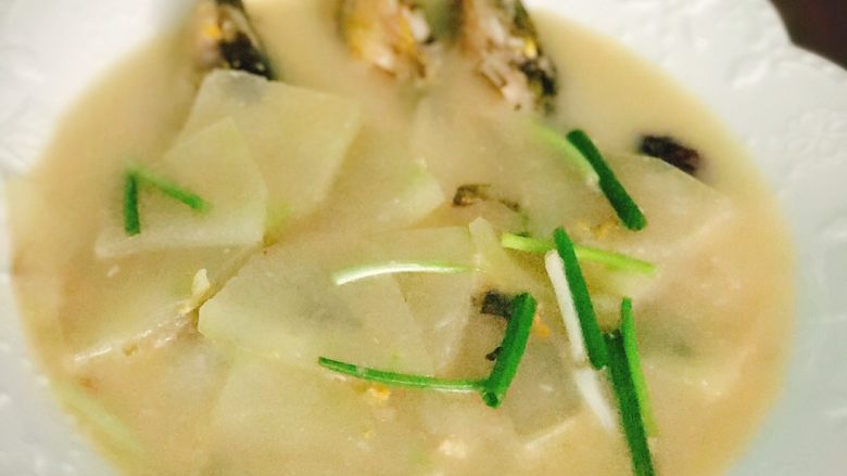 黄骨鱼冬瓜汤,盛盘,撒葱