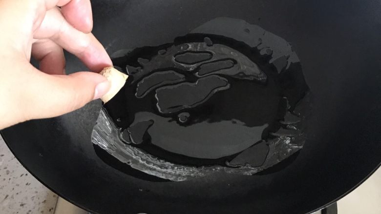 黄骨鱼冬瓜汤,锅内加热放油,用姜片擦拭锅底