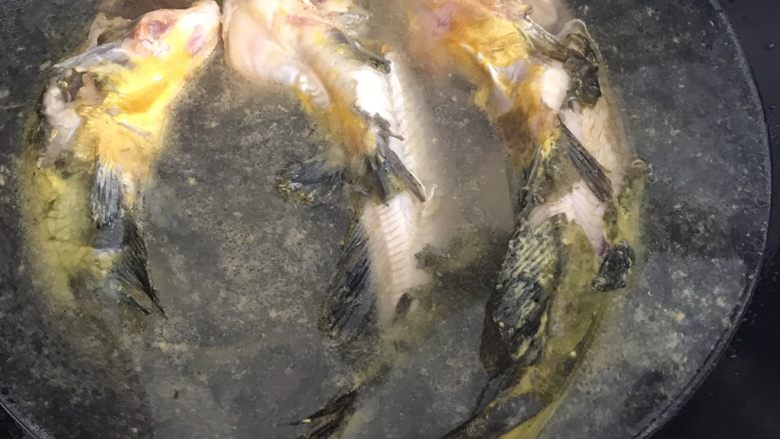 黄骨鱼冬瓜汤,待黄骨鱼两边煎熟后,加入开水,刚淹没鱼适宜