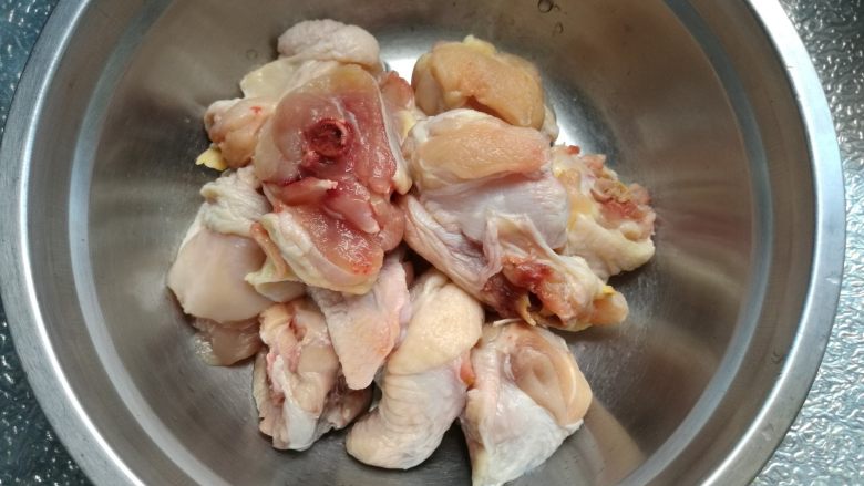 这道菜,我从肉中拣菜吃,准备食材。鸡腿洗净剁成块。