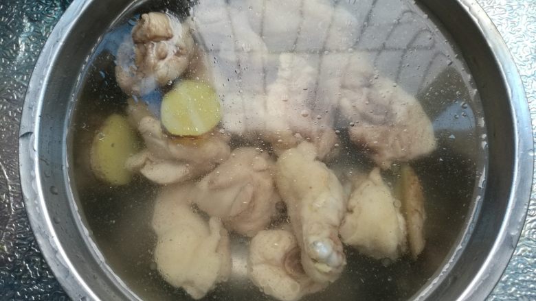 这道菜,我从肉中拣菜吃,8、 捞出,冷水洗净血沫。