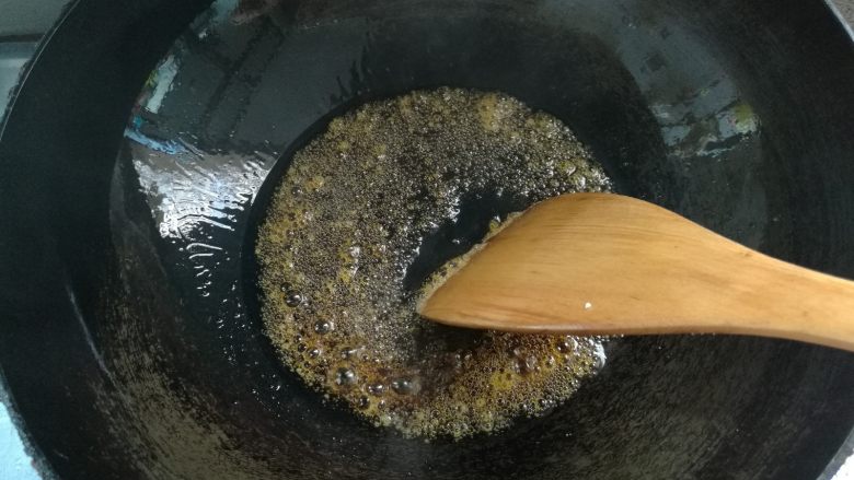 这道菜,我从肉中拣菜吃,糖融化后,由白色大泡泡变成焦色小泡泡。