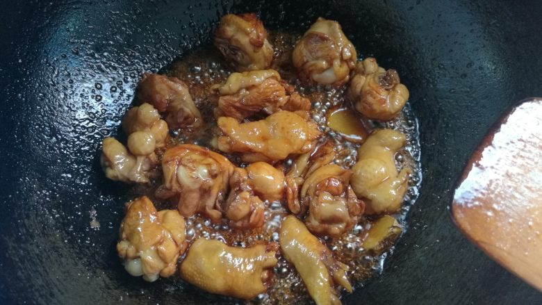 这道菜,我从肉中拣菜吃,倒入鸡块,翻炒均匀上色。