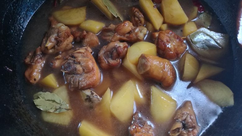 这道菜,我从肉中拣菜吃,加入没过鸡块的水。
