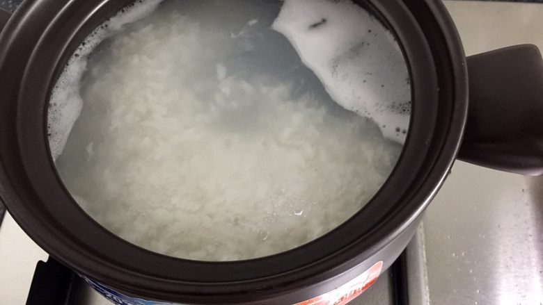 砂锅粥—鲜虾粥,大火烧开转小火,在煮40分钟。