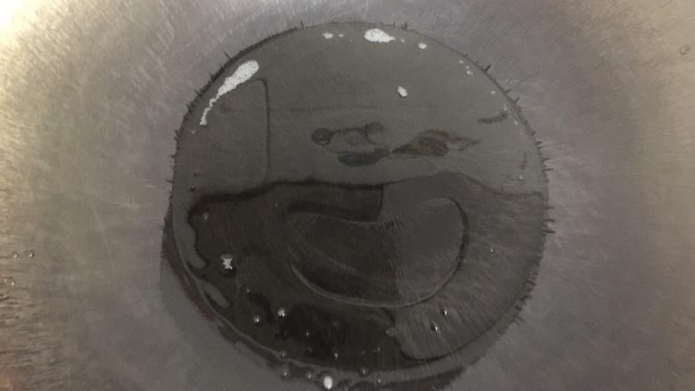 滑蛋虾仁,热锅,倒入油,油量多一点,冷油下锅炒。