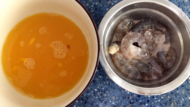 滑蛋虾仁,食材处理:
1)鸡蛋打入碗中,加点盐打散。
2)虾去头剥壳,去掉虾线。