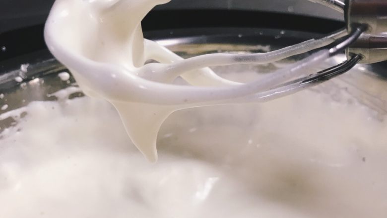 蜂蜜爪印蛋糕,一开始可以用低速搅拌,等到形成细腻的乳沫以后换高速搅拌,在打发的过程中鸡蛋会越来越浓稠。直到提起打蛋器时,低落的蛋糊可以在表面划出花纹并且花纹维持较长时间不会消失,同时打蛋器头上保持2-3cm的蛋糊不会滴落。