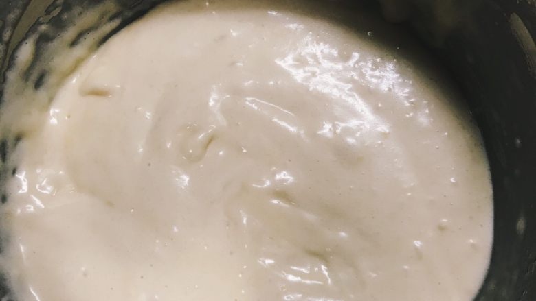 蜂蜜爪印蛋糕,搅拌成光滑无颗粒的蛋糕液