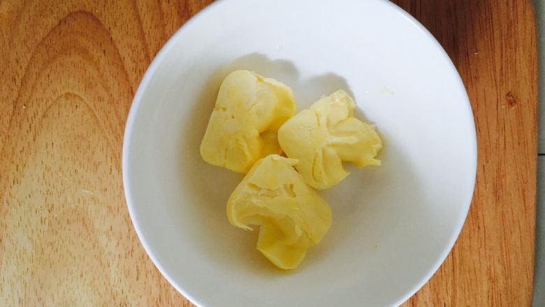蒜蓉吐司条【吐司的百变吃法】,准备好30克黄油~ 也可以适当加一点