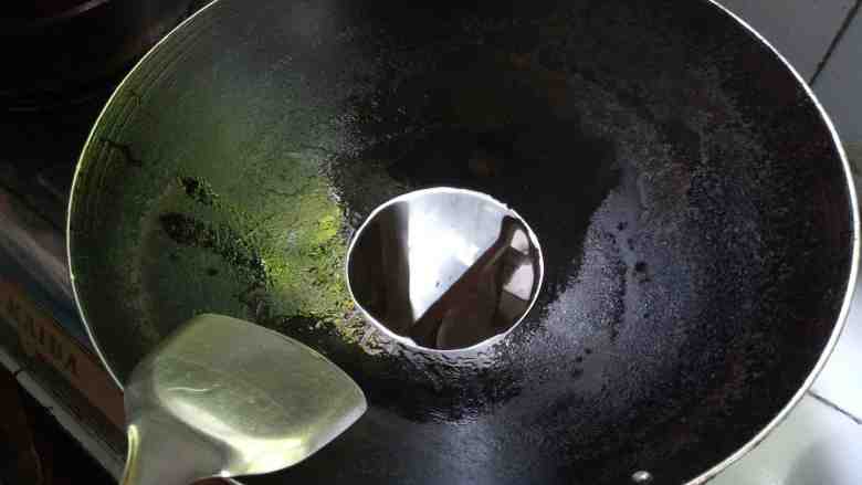 番茄鱼片,倒入适量食用油