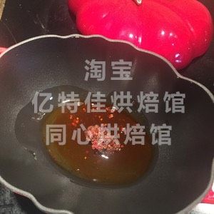 番茄锅笋干牛腩,热油锅放入豆豉酱,<a style='color:red;display:inline-block;' href='/shicai/ 134659'>花椒粒</a>