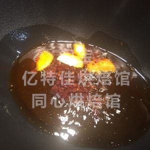 番茄锅笋干牛腩,再放入姜片继续炒香