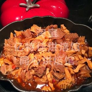 番茄锅笋干牛腩,最后按照牛腩的老嫩增加或减少炖的时间,如果是高压锅最好在高压后在倒入回炒锅收汁这样会更好吃