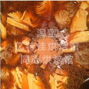 番茄锅笋干牛腩,加入桂皮粉,盖上盖子改小火,慢炖一小时,如果没有番茄锅,铁锅,在完成以上程序后就可以用高压锅炖也可以
