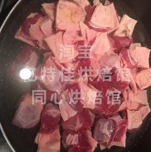 番茄锅笋干牛腩,首先把牛腩切块,用清水侵泡一下
