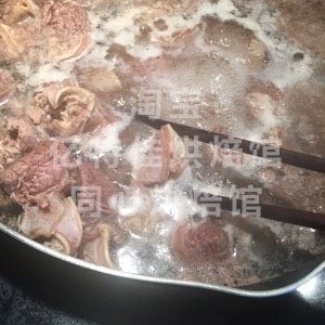 番茄锅笋干牛腩,接下来牛腩沸水去除血沫,过洗干净后备用