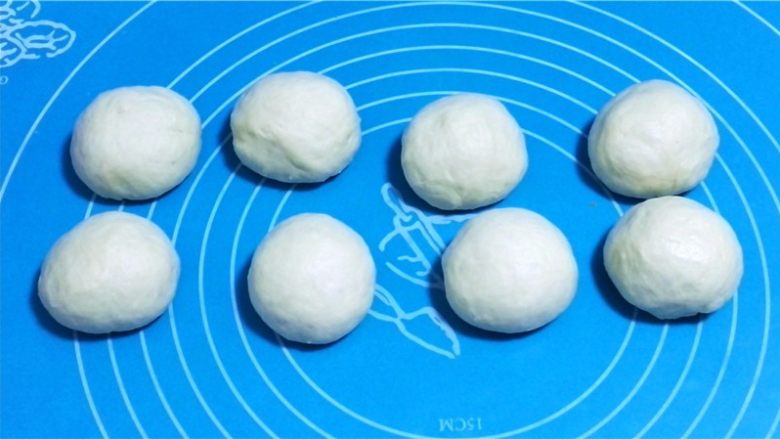 迷你潜艇堡,将发酵好的面团,按总重量分割成八个小面团,揉圆后静置15分钟。