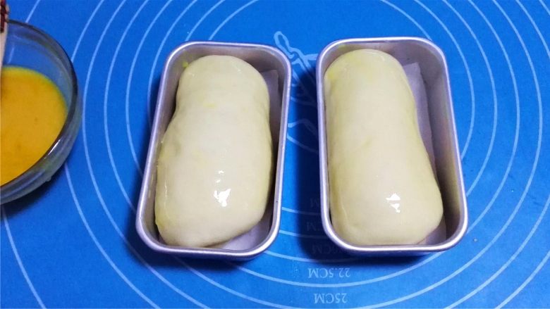 迷你潜艇堡,发酵至二倍大,取出,表面刷上蛋液