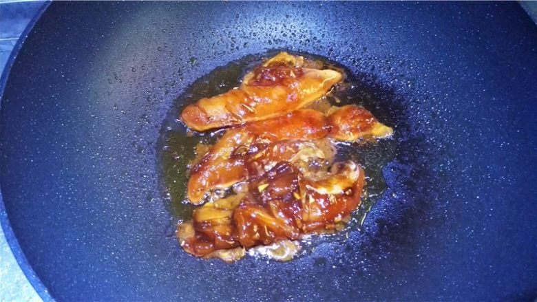 迷你潜艇堡,锅中倒入适量油,将鸡胸煎熟。