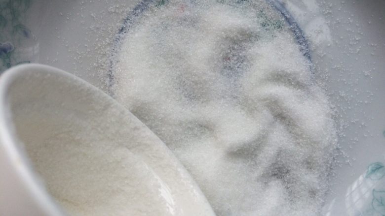 牛奶焦糖布丁,撒入一层细砂糖,用手轻轻拍模具抖掉多余的糖。