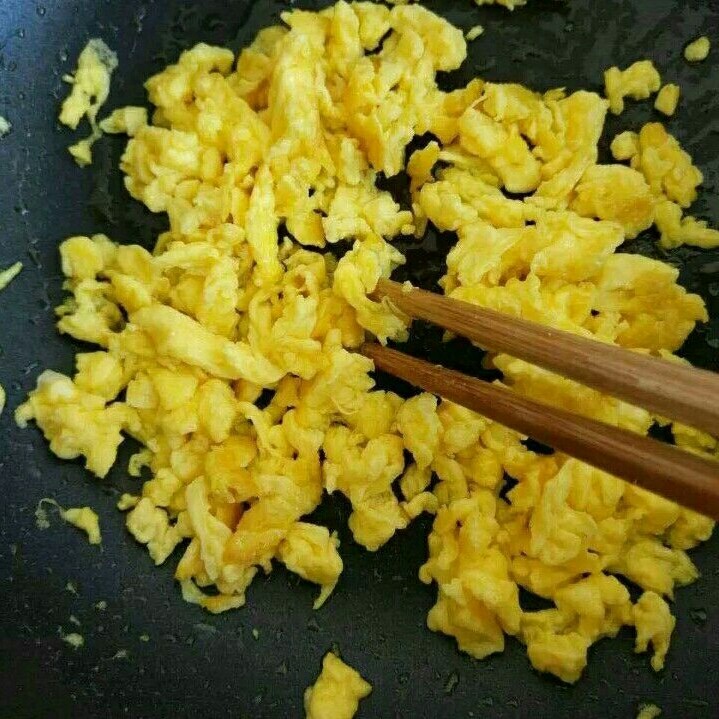 水晶饺子,锅烧热,加凉油后,马上倒入蛋液,随着油温不断加高,蛋液慢慢成颗粒状即可