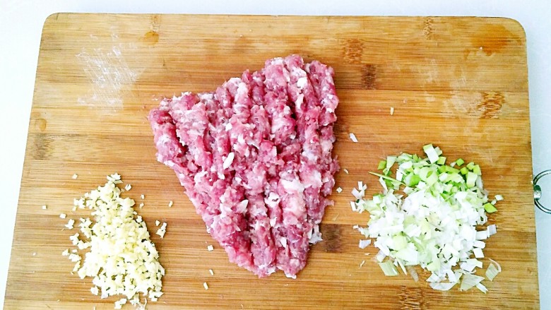 鲜肉豆角锅贴,猪肉躲泥,葱,姜切末。