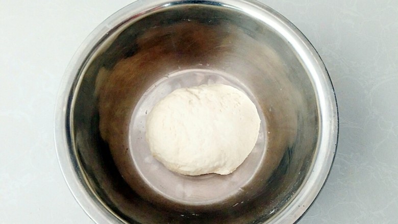 鲜肉豆角锅贴,面粉中加入适量清水,揉成面团,盖上保鲜膜醒一会。