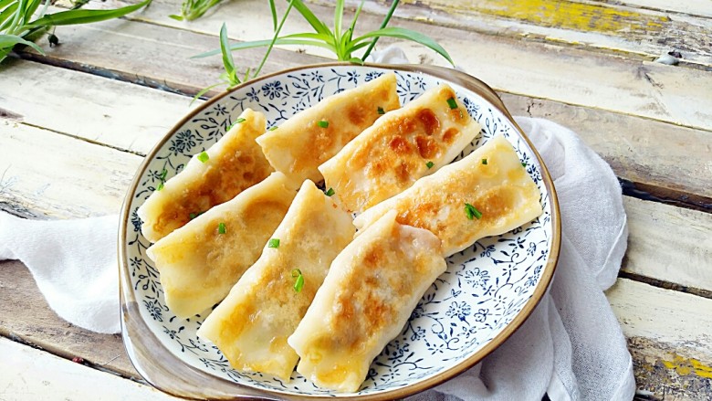 鲜肉豆角锅贴