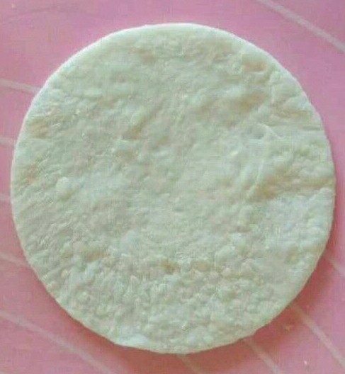 水晶饺子,赶成饺子皮(土豆面不同于面粉,有些粘,所以赶得时候要注意多放些干面)