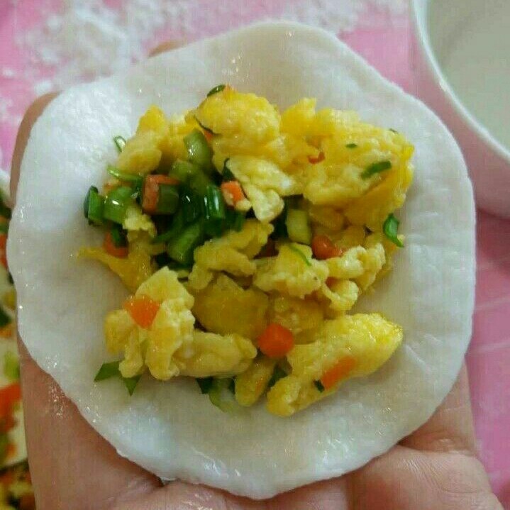 水晶饺子,包入馅料,注意不能放太多的料,因为土豆面的韧性不是很好