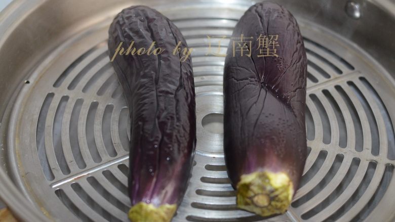 木姜子油拌茄子,上笼蒸好,水开后计时,十分钟左右就好了。