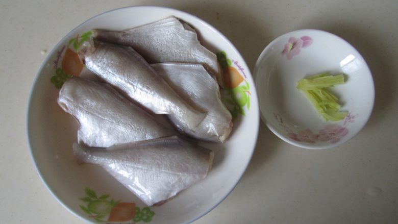 香辣剥皮鱼,准备好原材料;