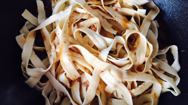 豆角焖面
,将舀出备用的汤汁均匀浇在<a style='color:red;display:inline-block;' href='/shicai/ 526'>面条</a>上，盖盖继续闷一会儿，然后将面翻动一下，防止粘连在一起
