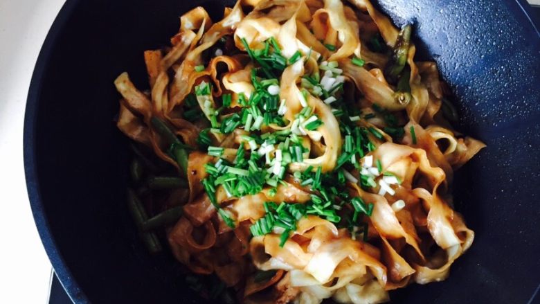 豆角焖面
,五分钟后，均匀撒入葱花，关火
