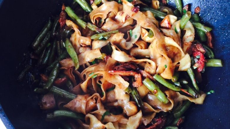 豆角焖面
,利用炒锅余温，翻拌均匀，诱人的豆角焖面就可以新鲜出锅享用了
