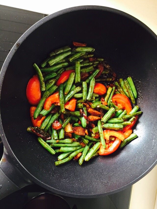 豆角焖面
,1、<a style='color:red;display:inline-block;' href='/shicai/ 69'>四季豆</a>摘去两头，去丝，掰成小段，洗净备用，最好泡半小时；
2、<a style='color:red;display:inline-block;' href='/shicai/ 3551'>西红柿</a>，洗净，滚切成小块备用；
3、小葱、蒜洗净切好备用（买<a style='color:red;display:inline-block;' href='/shicai/ 69'>四季豆</a>送的小葱）；
4、肉切丝备用；
5、开火，炒锅滴入几滴色拉油，放入肉丝翻炒，变色后加入<a style='color:red;display:inline-block;' href='/shicai/ 69'>四季豆</a>、<a style='color:red;display:inline-block;' href='/shicai/ 3551'>西红柿</a>、蒜翻炒，待<a style='color:red;display:inline-block;' href='/shicai/ 69'>四季豆</a>变色后，加入老抽、生抽、盐、五香粉继续翻炒一会儿，加入冷水，水漫过菜一寸的样子，盖盖


