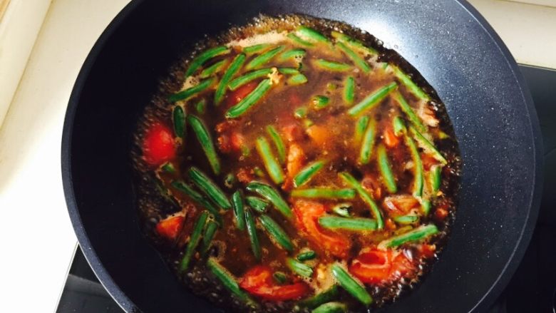 豆角焖面
,水开后舀出一小碗备用
